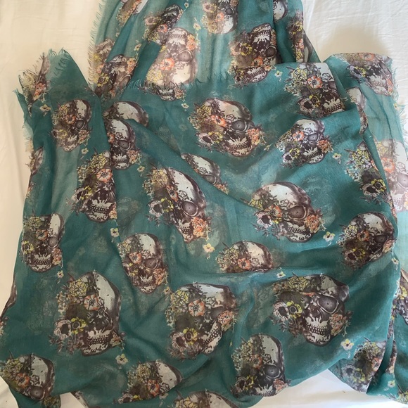 Skull scarf // sheer material - Picture 2 of 3